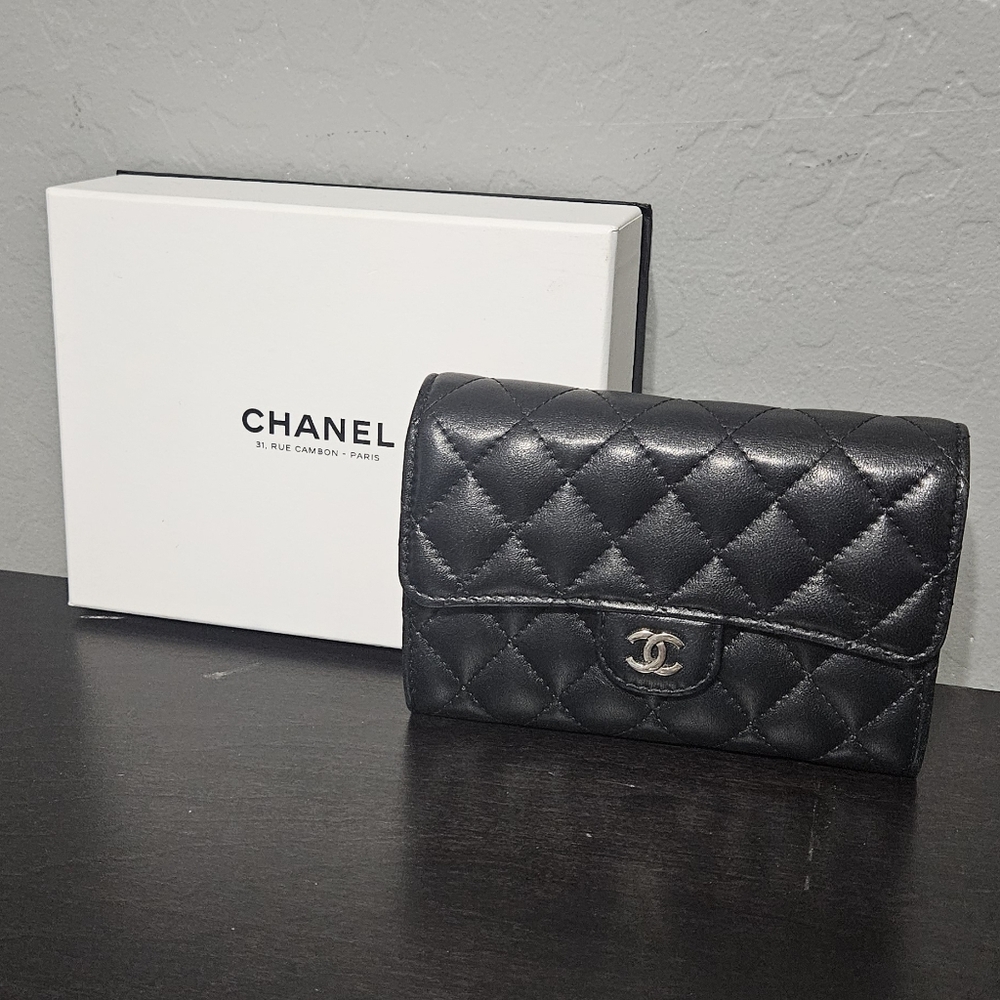 Chanel Caviar Flap wallet with 6 card slots and coin zip. Full set. Authentic.